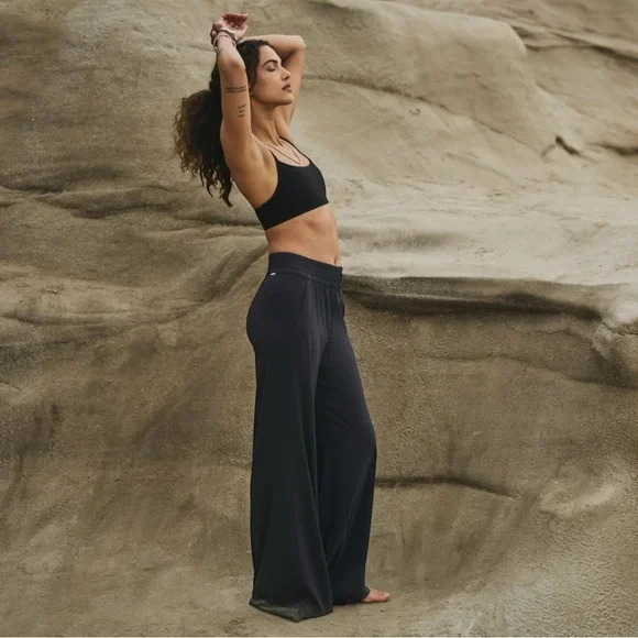 Vuori Villa Wideleg Pant in Black Flowy Wrinkle Resistant Athleisure Lounge - Picture 6 of 14